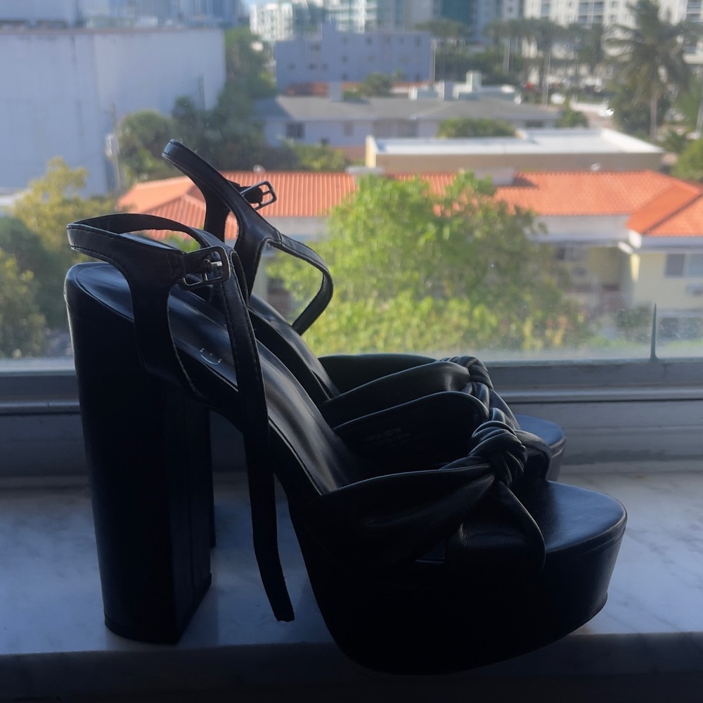 Elegant Black Platform Heels - Picture 2 of 4